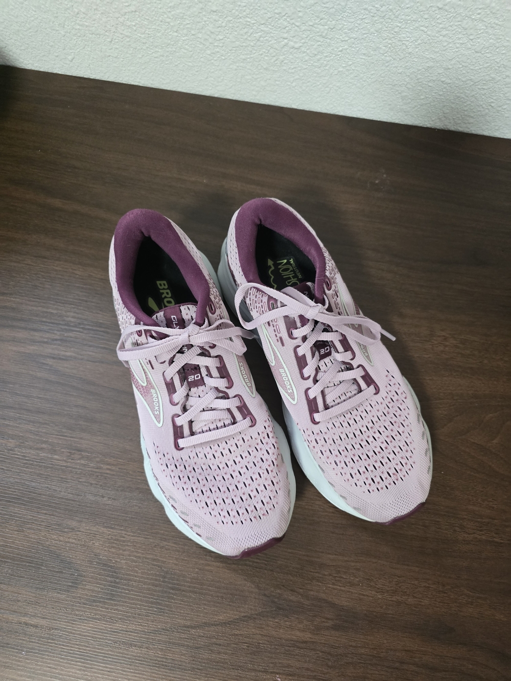Brooks Glycerin 20 Women’s Running Shoes - Light Pink with Burgundy Accents